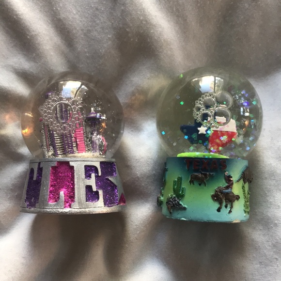 Two mini snow globes - Picture 4 of 7